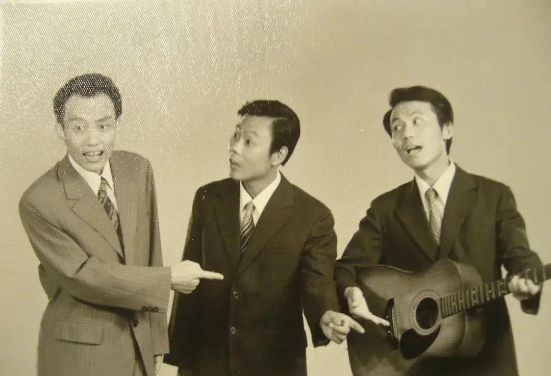 上世纪80年代演出吉他相声,左为吕少明.