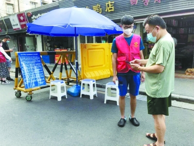 叶伟康在卡点值守 南报融媒体记者 夏雪晴摄