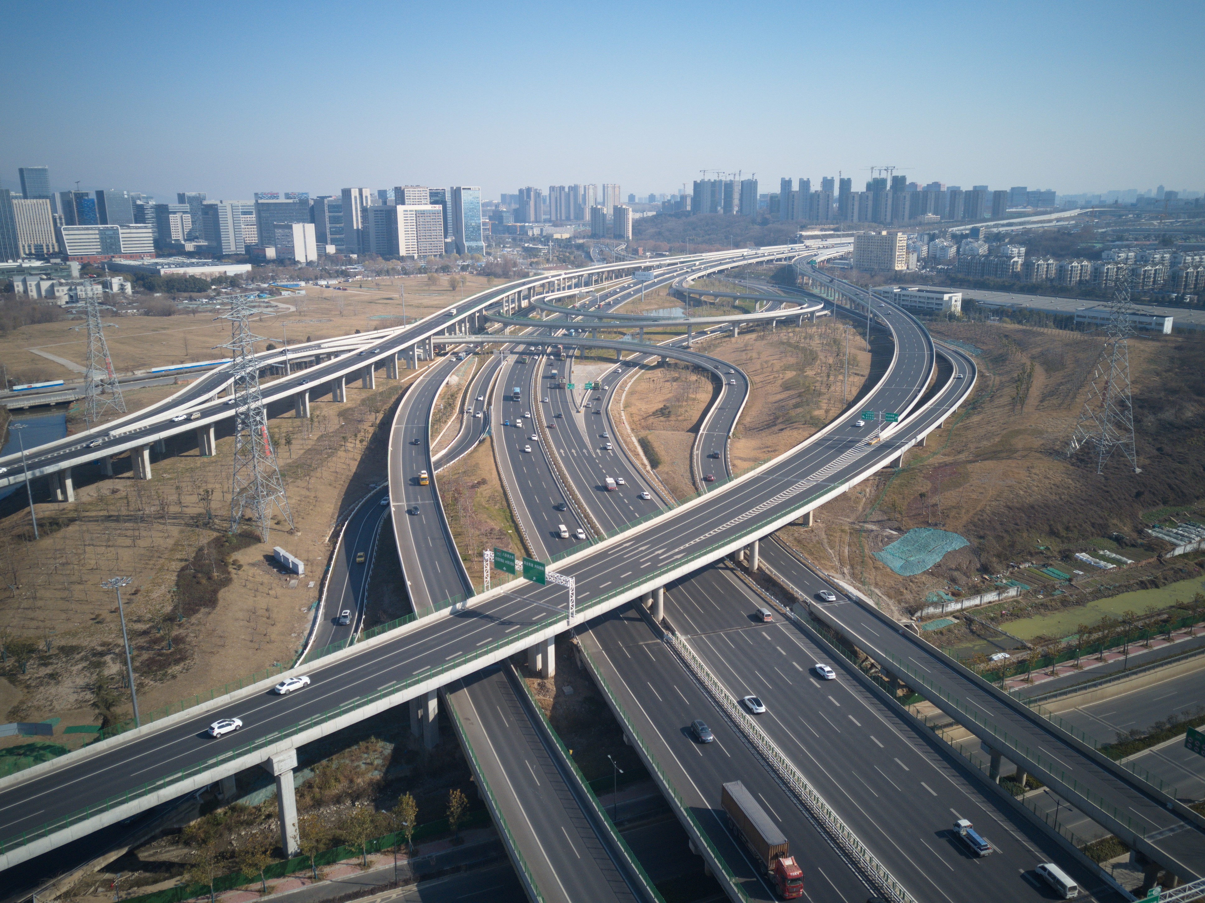 宁马高速(油坊桥互通至刘村互通段)扩建工程建成通车,对提升南京都市