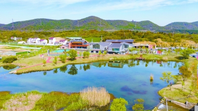 江宁汤山龙尚村呈现出一幅“家在青山绿水间，人行诗情画意中”的美丽乡村图景。 南报融媒体记者 冯芃摄 
