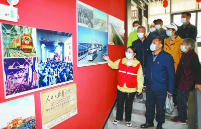党员们来到方家营社区大桥文化主题馆参观学习“大桥精神”。 
