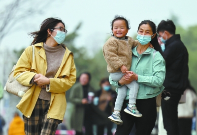 11月21日，市民在草场门大街风中前行。 南报融媒体记者 徐琦摄 