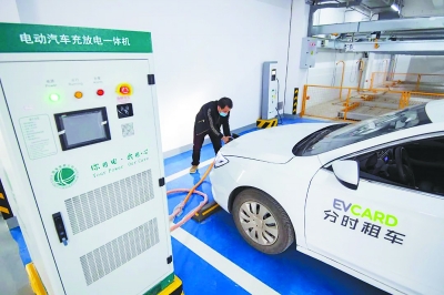 南京电动汽车极客空间江北新区站采用V2G技术充放电一体机，可以实现新能源汽车与电网的智能互动。 通讯员 杜懿 摄