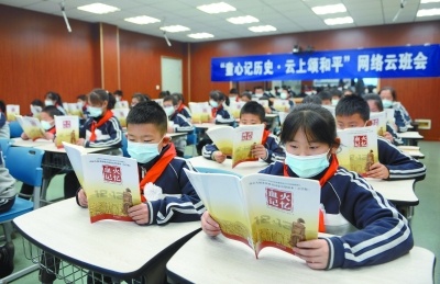 浦口区行知小学的学生们朗读国家公祭读本《血火记忆》。记者 杜文双 克良辰 丁劼 费寿涛 曹骄阳 陈诚 摄