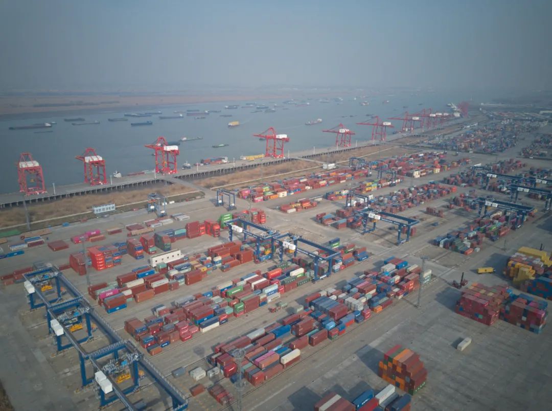 南京港龙潭码头一片忙碌景象。 南报融媒体记者 徐琦摄