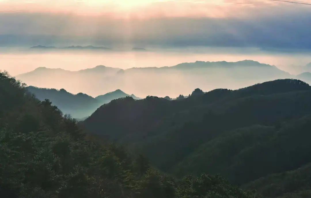 2022年1月1日，河南省平顶山市鲁山县尧山之巅，壮美日出。新华网发（马进伟 摄）