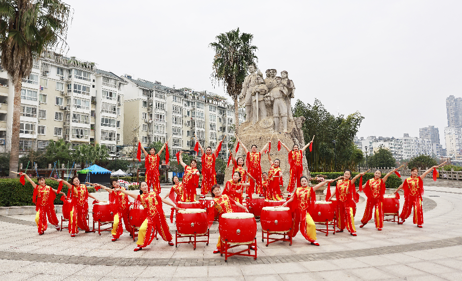 2022年1月1日一早，在福建省南平市顺昌县，市民身着彩装，在广场敲大鼓迎接新年的到来。新华网发 徐华山 摄