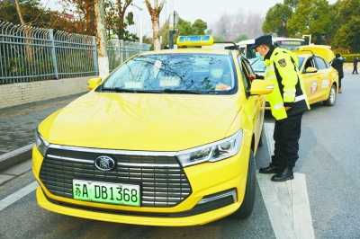 在南京汽车客运站等重点区域对出租车疫情防控措施落实情况进行检查