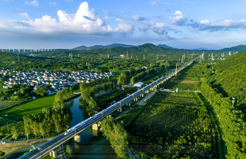高铁穿越江宁美丽乡村。