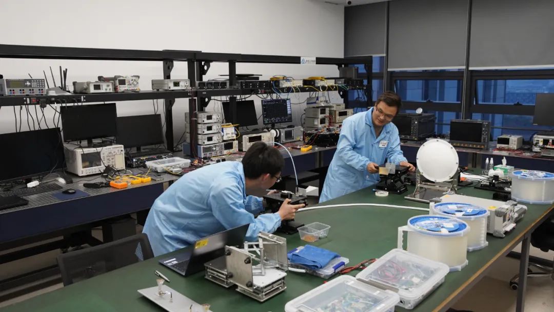 紫金山实验室光子太赫兹课题组研发人员正在进行研发。