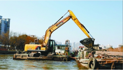清障船正在清淤。南京日报/紫金山新闻记者 甘欣宇 摄