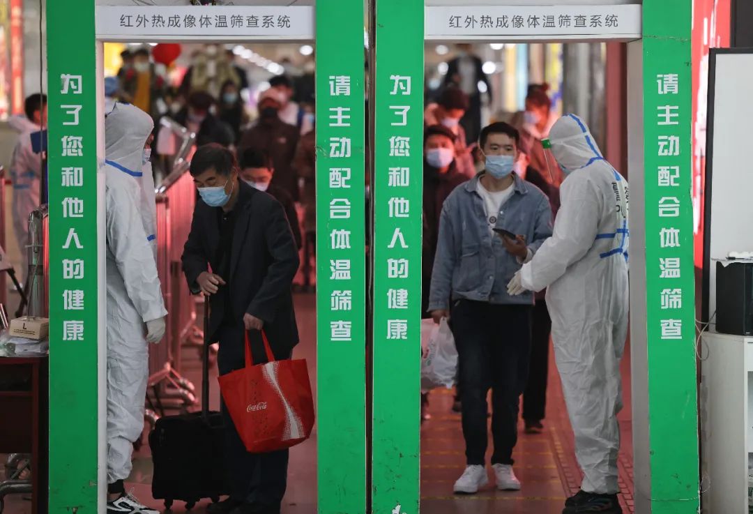 3月12日，旅客在UC体育登录火车站出站口经检验苏康码后通过测温门。