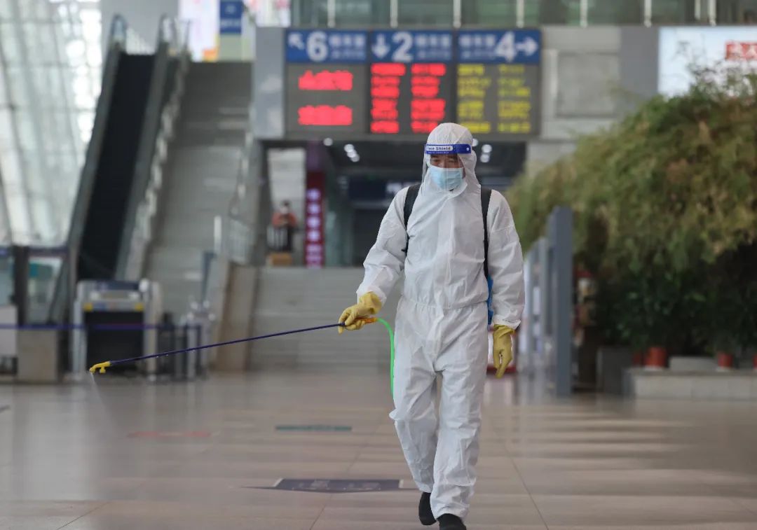 3月12日，工作人员在UC体育登录火车站候车大厅进行定时消毒。