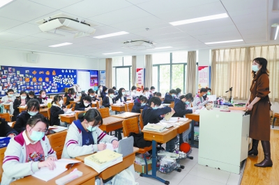 3月24日，在南京一中，高三学生返校上课。 南京日报/紫金山新闻记者 冯芃 徐琦 摄