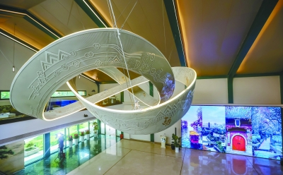 吊頂一個DNA雙螺旋設計的藝術構件，展示的是主館文·碼理念， 金陵、秣陵、建康……南京曾用名依次鐫刻其上。