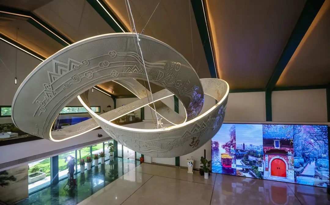 吊頂的DNA雙螺旋設計的藝術構件。南京日報/紫金山新聞記者 董家訓 攝