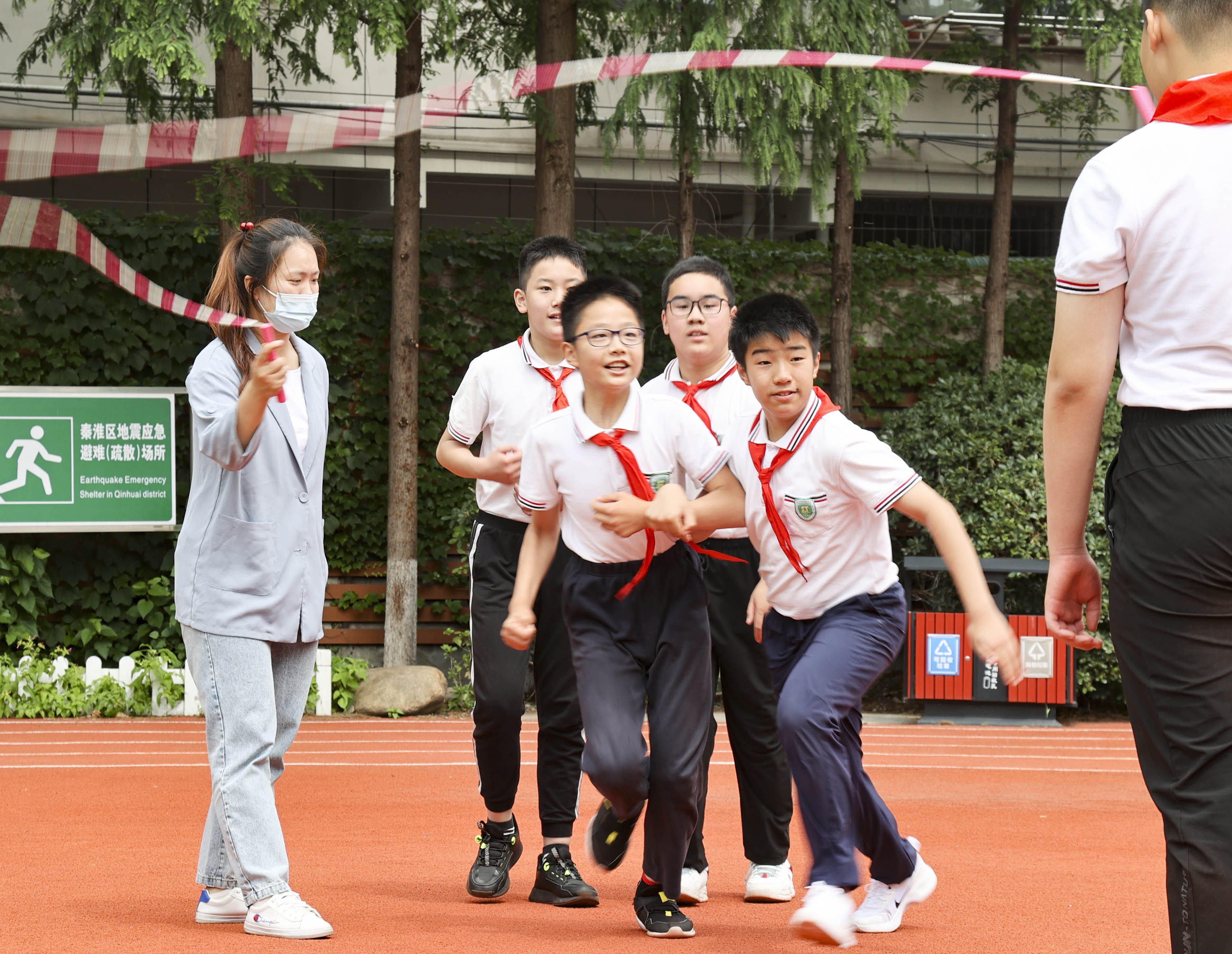 双塘小学学生进行课外活动 记者 冯芃 摄