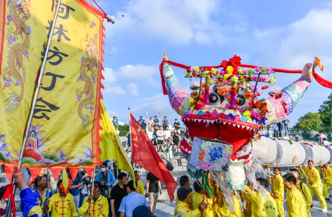 6月3日，随着锣鼓声响，拥有200多年历史的非遗——溧水何林坊双龙在水木秦淮艺术街区震撼亮相。 南京日报/紫金山新闻记者 董家训 摄