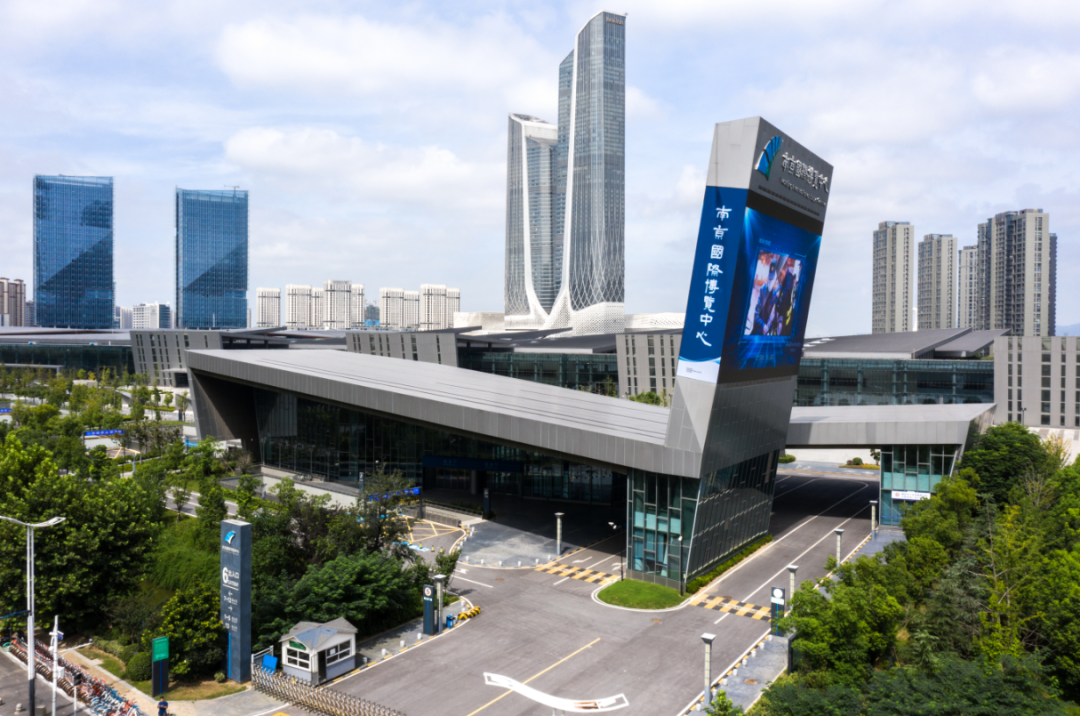 如何到达场馆:自驾09:导航至南京国际博览中心7号出入口停车场,步行