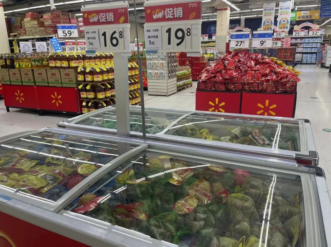各大超市货足价优。南京日报/紫金山新闻记者 张安琪 摄
