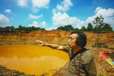 南京雨花石鉴赏习俗代表性唯一传承人蔡明义现场讲述雨花台组砾石层形成过程。