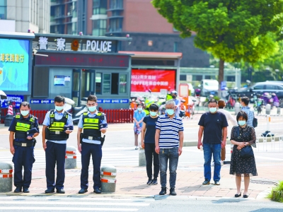 9月18日上午10时，防空警报响彻南京上空，正在江东中路巡逻的建邺民警停下脚步，与过往行人一起静立默哀。 南京日报/紫金山新闻记者 段仁虎 摄 