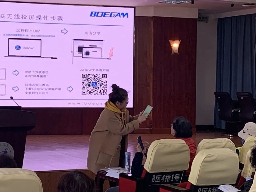南京市建邺区组织万名老人免费学用智能手机培训。图片来源：建邺区关工委