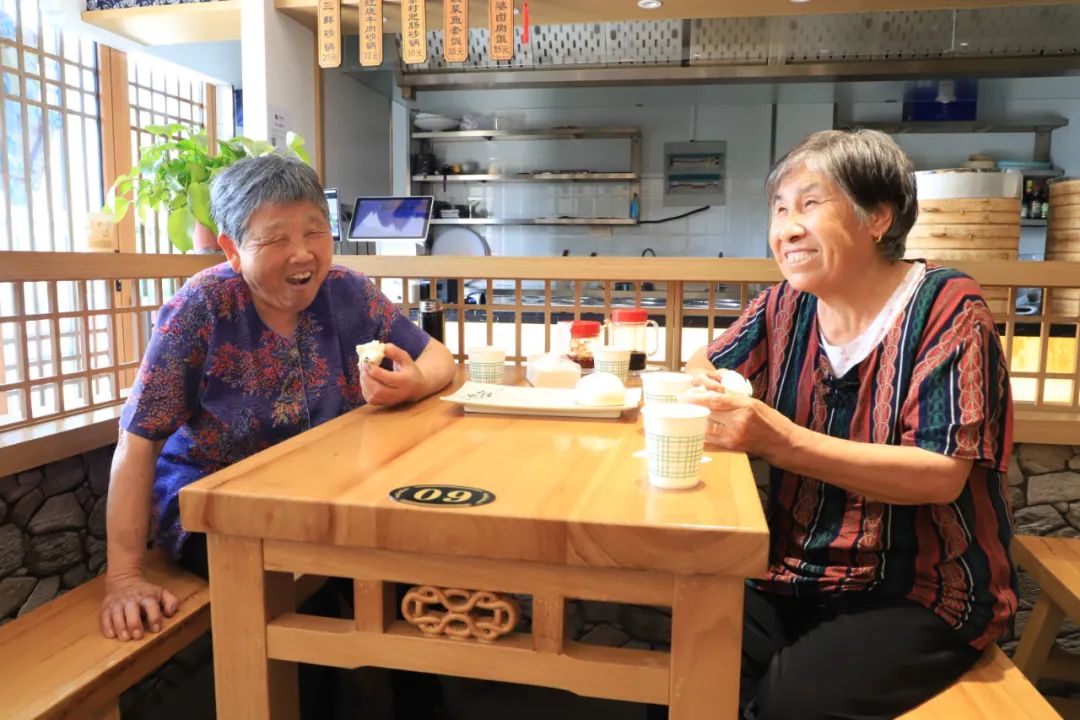 南京江宁东山佘村社区老人在全市首个农村社会化养老助餐点乐享早餐。社区供图