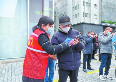 10月19日，在D9街区核酸检测点，南京香铺营社区新时代文明实践站志愿者许艾芳正在引导市民有序排队进行核酸采样。 南京日报/紫金山新闻记者 孙中元 摄