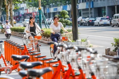 公共自行车也成了市民绿色出行的“新时尚”。 南京日报/紫金山新闻记者 董家训 摄