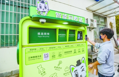 快递包装绿色回收箱。 南京日报/紫金山新闻记者 董家训 摄