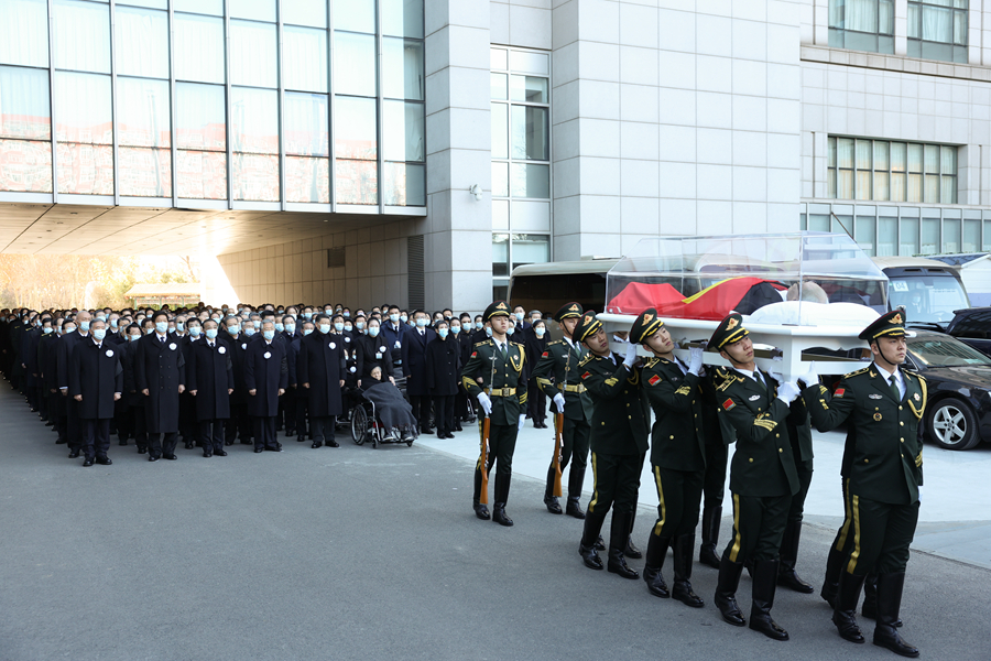 12月5日，江泽民同志的遗体在北京火化。这是习近平、李克强、栗战书、汪洋、李强、赵乐际、王沪宁、韩正、蔡奇、丁薛祥、李希、王岐山、胡锦涛等到中国人民解放军总医院为江泽民同志送别，护送江泽民同志的遗体上灵车。新华社记者 丁海涛 摄