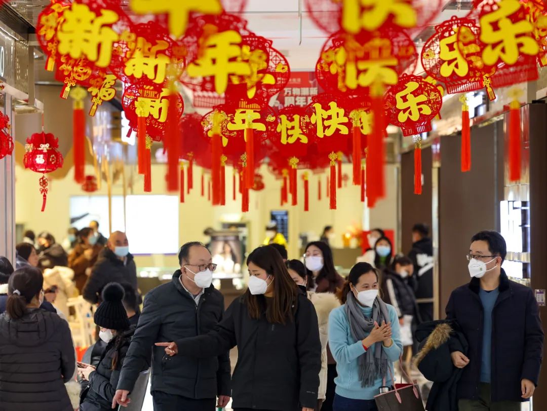 元旦假期，市民在新街口商圈的商场逛街、购物。南京日报/紫金山新闻记者 段仁虎 摄