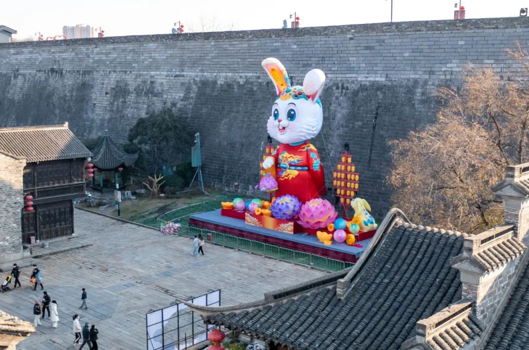 高15米重达3吨的“文学福兔”巨型生肖灯亮相老门东的明城墙旁。南京日报/紫金山新闻记者 段仁虎 摄