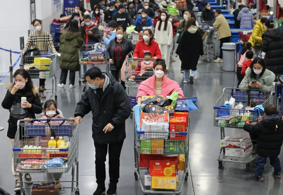 市民在雨花客厅一超市购物。南京日报/紫金山新闻记者 徐琦 摄