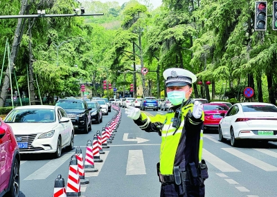 4月29日，交警一大队的民警在北京东路鸡鸣寺附近执勤，对拥堵车辆及时引导分流。为保障“五一”假期交通安全有序，南京交管部门多举措管控保道路畅通，对重点景区周边路段部署临时交通管控和引导分流措施。 南京日报/紫金山新闻记者 段仁虎 通讯员 张真庆 摄 