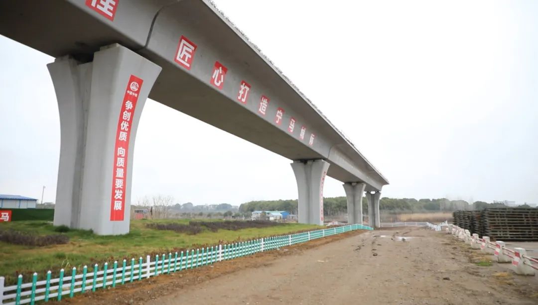 南京与马鞍山交界处，宁马城际铁路正在加紧进行上部结构施工。南京日报/紫金山新闻记者 徐扬摄	