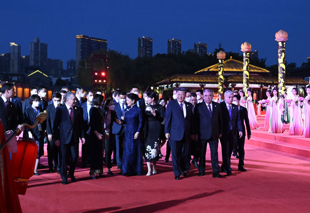 5月18日晚，国家主席习近平和夫人彭丽媛在陕西省西安市大唐芙蓉园为出席中国-中亚峰会的中亚国家元首夫妇举行欢迎仪式和欢迎宴会。宴会后，习近平夫妇同贵宾们共同观看中国同中亚国家人民文化艺术年暨中国－中亚青年艺术节开幕式演出。这是习近平和彭丽媛同贵宾们共同前往元功门举行欢迎宴会。新华社记者 李学仁 摄