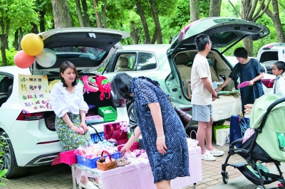 江宁东山街道第三届后备箱集市现场。 通讯员 李伟 摄