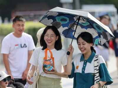 昨天，游客在南京玄武湖公园游玩。当天，南京出梅，今年梅雨期36天，较常年偏长，平均梅雨量是常年的1.6倍。 南京日报/紫金山新闻记者 徐琦 摄