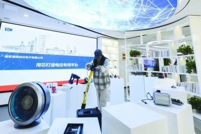 南京凌欧创芯电子有限公司内，工作人员调试智能产品。