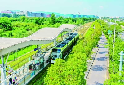 麒麟有轨电车开通后成了市民绿色出行的新选择。南京日报/紫金山新闻记者 董家训 摄