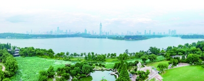 蓝天白云与城市建筑和公园湖景交相辉映，构成一幅美丽的南京城市风景画。南京日报/紫金山新闻记者 孙中元 摄