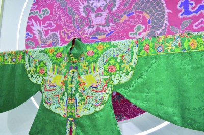 南京云锦研究所特别展示“博物馆文物活化”代表作云锦妆花吉服。 市商务局和受访企业供图