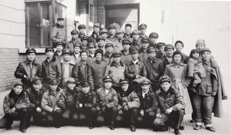 1949年11月9日抵达天津的“两航”起义人员合影