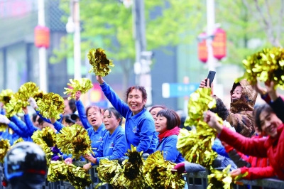 市民为选手呐喊助威。 南京日报/紫金山新闻记者 冯芃 戚珂嘉 摄