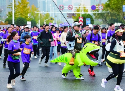 南京“恐龙哥”再次现身南马赛道。