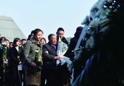 2019年12月3日，夏淑琴外孙女夏媛陪同夏淑琴参加南京大屠杀死难者家庭祭告活动。 南京日报/紫金山新闻记者 崔晓 摄