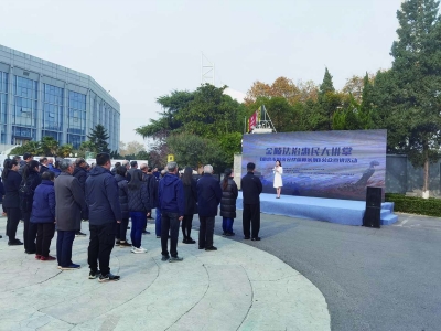 40余名市民伫立在侵华日军南京大屠杀死难同胞五台山丛葬地，认真聆听宣讲。 五台山社区供图