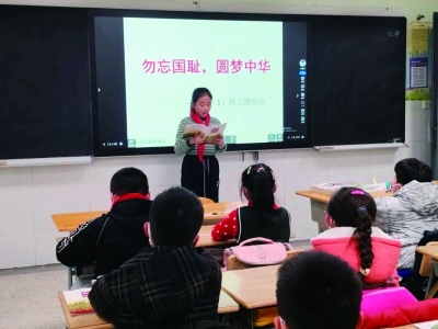 南京市建康路小学五年级学生在学习《南京大屠杀死难者国家公祭读本》。 学校供图